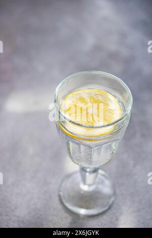 Verre d'eau et de tranche de citron Banque D'Images