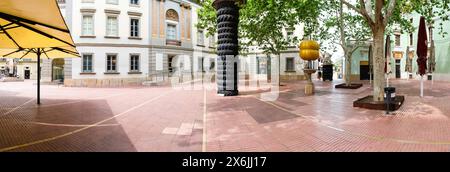 Skulpturen am Placa Gala i Salvador Dali vor dem Teatre-Museu Dali in Figueras, Spanien Figueras Katalonien Spanien *** sculptures at Placa Gala i Sal Banque D'Images