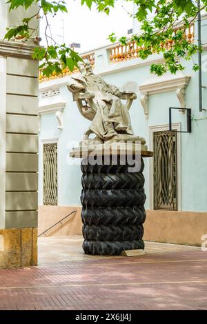 Skulpturen am Placa Gala i Salvador Dali vor dem Teatre-Museu Dali in Figueras, Spanien Figueras Katalonien Spanien *** sculptures at Placa Gala i Sal Banque D'Images