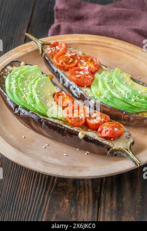 Aubergines cuites au four avec fromage, avocat et tomates Banque D'Images