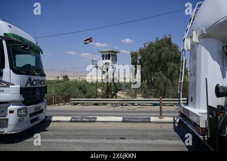 Amman, Jordanie. 15 mai 2024. Camions en attente au point de passage frontalier du pont Allenby entre la Jordanie et Israël lors d'une mission diplomatique en Israël et dans les territoires palestiniens, à Amman, Jordanie, mercredi 15 mai 2024. BELGA PHOTO DIRK WAEM crédit : Belga News Agency/Alamy Live News Banque D'Images