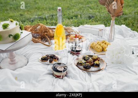 Un rassemblement culinaire : régalez-vous sur une table de pique-nique Banque D'Images