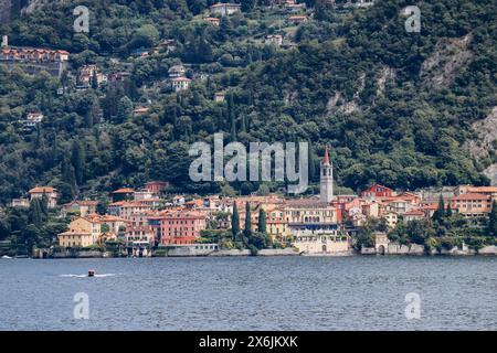 Nature pittoresque et petits villages colorés sur le lac de Côme en Italie Banque D'Images