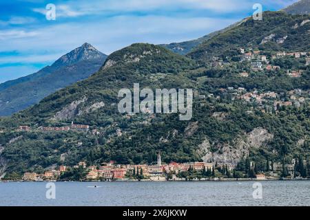 Nature pittoresque et petits villages colorés sur le lac de Côme en Italie Banque D'Images