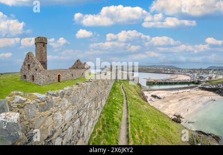 À l'intérieur des murs de Peel Castleand vue sur la ville et la plage, Peel, île de Man, Angleterre, Royaume-Uni Banque D'Images