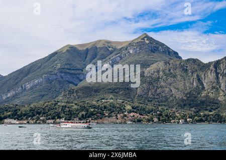 Nature pittoresque et petits villages colorés sur le lac de Côme en Italie Banque D'Images