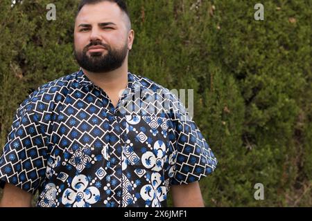 Ce portrait capture un moment serein d'un homme de 30 ans dans la pensée profonde. Banque D'Images