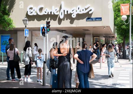 Les acheteurs et les piétons sont vus à l'extérieur du plus grand magasin espagnol El Corte Ingles et logo en Espagne. Banque D'Images