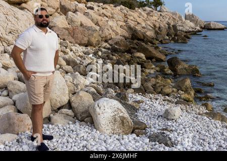 Cette image capture un homme de 30 ans qui apprécie l'atmosphère sereine de la Méditerranée en Espagne. Banque D'Images