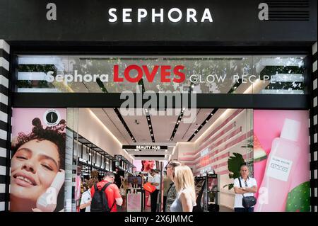 Les acheteurs sont vus dans le magasin Sephora de la marque multinationale française de soins personnels et de beauté en Espagne. Banque D'Images