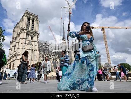 Paris, France. 15 mai 2024. © PHOTOPQR/Ouest FRANCE/Stéphane Geufroi ; Paris ; 15/05/2024 ; la Cathédrale notre-Dame de Paris. Ambiance devant la cathédrale notre Dame de Paris, à Paris, France, le 15 mai 2024 crédit : MAXPPP/Alamy Live News Banque D'Images