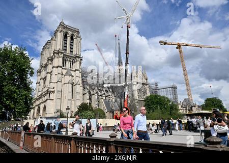 Paris, France. 15 mai 2024. © PHOTOPQR/Ouest FRANCE/Stéphane Geufroi ; Paris ; 15/05/2024 ; la Cathédrale notre-Dame de Paris. Ambiance devant la cathédrale notre Dame de Paris, à Paris, France, le 15 mai 2024 crédit : MAXPPP/Alamy Live News Banque D'Images