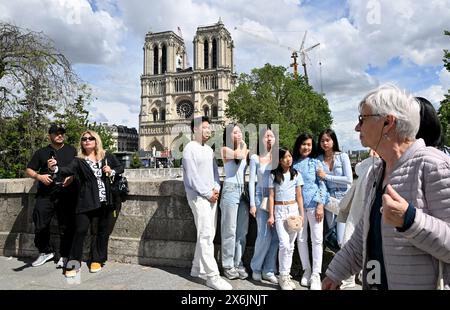 Paris, France. 15 mai 2024. © PHOTOPQR/Ouest FRANCE/Stéphane Geufroi ; Paris ; 15/05/2024 ; la Cathédrale notre-Dame de Paris. Ambiance devant la cathédrale notre Dame de Paris, à Paris, France, le 15 mai 2024 crédit : MAXPPP/Alamy Live News Banque D'Images