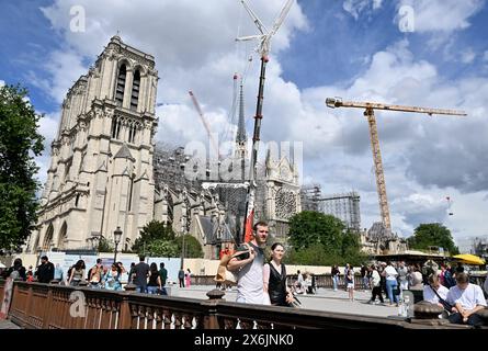 Paris, France. 15 mai 2024. © PHOTOPQR/Ouest FRANCE/Stéphane Geufroi ; Paris ; 15/05/2024 ; la Cathédrale notre-Dame de Paris. Ambiance devant la cathédrale notre Dame de Paris, à Paris, France, le 15 mai 2024 crédit : MAXPPP/Alamy Live News Banque D'Images