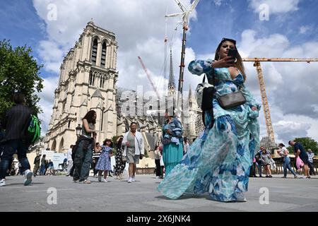 Paris, France. 15 mai 2024. © PHOTOPQR/Ouest FRANCE/Stéphane Geufroi ; Paris ; 15/05/2024 ; la Cathédrale notre-Dame de Paris. Ambiance devant la cathédrale notre Dame de Paris, à Paris, France, le 15 mai 2024 crédit : MAXPPP/Alamy Live News Banque D'Images