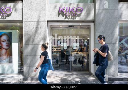 Madrid, Espagne. 15 mai 2024. Les piétons passent devant le magasin de beauté italien Kiko Milano en Espagne. (Photo de Xavi Lopez/SOPA images/Sipa USA) crédit : Sipa USA/Alamy Live News Banque D'Images