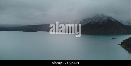 Montagnes enneigées sur le lac Potrerillos à Mendoza, Argentine, par une froide journée d'hiver. Vue aérienne. Banque D'Images