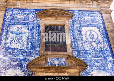 Façade de la chapelle de Santa Catarina, Chapelle des âmes ou Capela das Almas, décorée de tuiles azulejo bleues dans la vieille ville de Porto ou Porto, po Banque D'Images