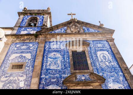 Façade de la chapelle de Santa Catarina, Chapelle des âmes ou Capela das Almas, décorée de tuiles azulejo bleues dans la vieille ville de Porto ou Porto, po Banque D'Images