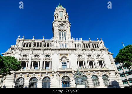 Façade de l'hôtel de ville de Porto, style néoclassique, et le monument à Almeida Garrett dans le centre de Porto ou Porto, Portugal Banque D'Images