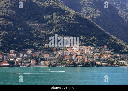 Nature pittoresque et petits villages colorés sur le lac de Côme en Italie Banque D'Images