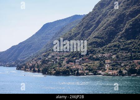 Nature pittoresque et petits villages colorés sur le lac de Côme en Italie Banque D'Images