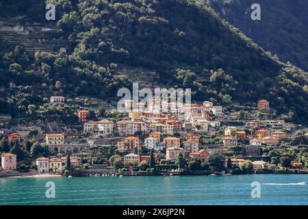 Nature pittoresque et petits villages colorés sur le lac de Côme en Italie Banque D'Images