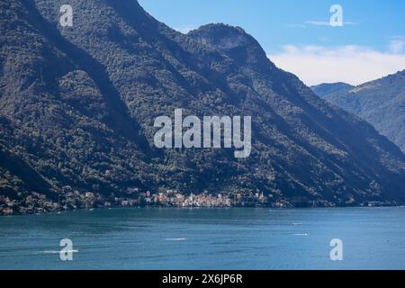 Nature pittoresque et petits villages colorés sur le lac de Côme en Italie Banque D'Images