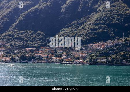 Nature pittoresque et petits villages colorés sur le lac de Côme en Italie Banque D'Images