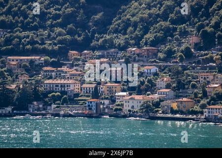 Nature pittoresque et petits villages colorés sur le lac de Côme en Italie Banque D'Images