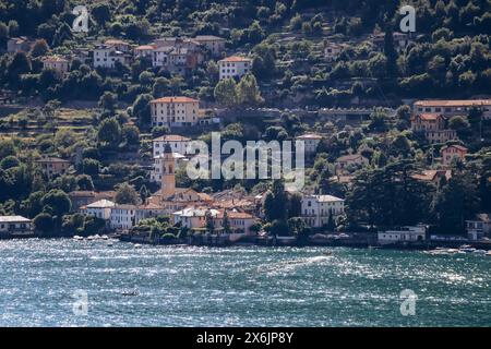 Nature pittoresque et petits villages colorés sur le lac de Côme en Italie Banque D'Images