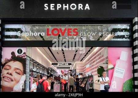 Madrid, Espagne. 15 mai 2024. Les acheteurs sont vus dans le magasin Sephora, une multinationale française de soins personnels et de beauté, en Espagne. (Photo de Xavi Lopez/SOPA images/Sipa USA) crédit : Sipa USA/Alamy Live News Banque D'Images