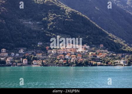 Nature pittoresque et petits villages colorés sur le lac de Côme en Italie Banque D'Images