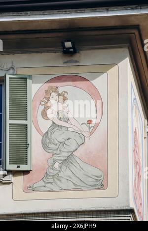 Côme, Italie - 8 août 2023 : dessins Art Nouveau sur la façade d'un ancien bâtiment dans le centre de Côme Banque D'Images