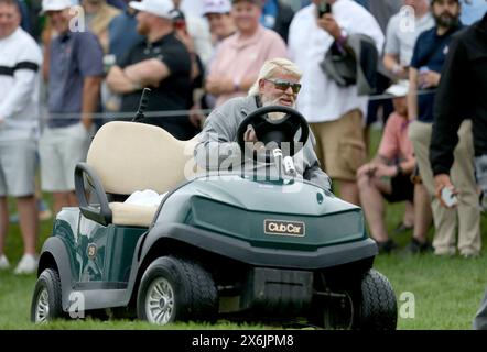 Louisville, États-Unis. 15 mai 2024. John Daly conduit sa voiturette de golf jusqu’au treizième green lors de la troisième journée d’entraînement du Championnat PGA 2024 au parcours de golf Valhalla, le mercredi 15 mai 2024 à Louisville, Kentucky. Photo de John Sommers II/UPI crédit : UPI/Alamy Live News Banque D'Images