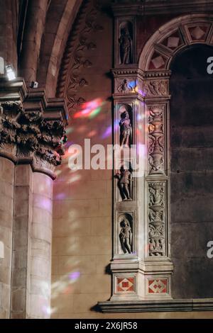 Reflets de couleur des vitraux sur les murs de la cathédrale de Côme en Italie Banque D'Images