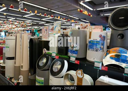 HONG KONG, CHINE - 04 DÉCEMBRE 2023 : électronique grand public en vente au magasin Broadway Electronic dans le centre commercial New Town Plaza. Banque D'Images