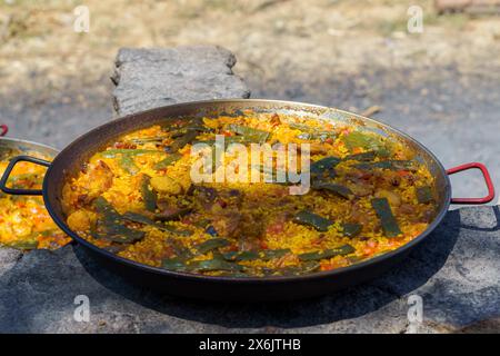 Gros plan d'une paella espagnole typique cuite au feu de bois dans la campagne Banque D'Images