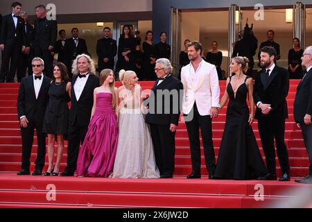 (De gauche à droite) Michael DeLuca, Pamela Abdy, Doug Mitchell, Alyla Browne, Anya Taylor-Joy, George Miller, Chris Hemsworth, Elsa Pataky et Tom Burke assistent au tapis rouge 'Furiosa : a Mad Max Saga' lors du 77e Festival de Cannes, en France. Date de la photo : mercredi 15 mai 2024. Banque D'Images