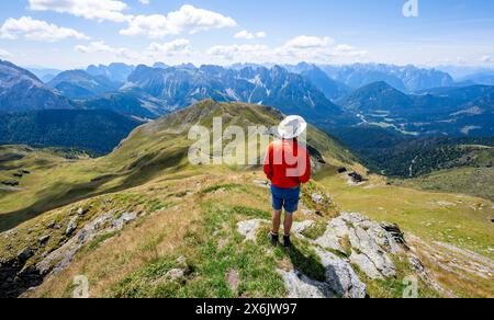 Alpinistes au sommet du Hochspitz ou du Monte Vacomun, vue sur les sommets de la Cresta Righile et de la Cresta del Ferro dans le Tyrol du Sud Banque D'Images