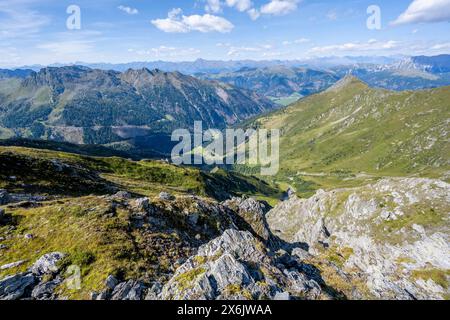 Vue depuis le sommet de Baerenbadegg, panorama de montagne avec vue sur la vallée du Dorfertal, Carnic High Trail, Carnic main Ridge, Carnic Alpes Banque D'Images