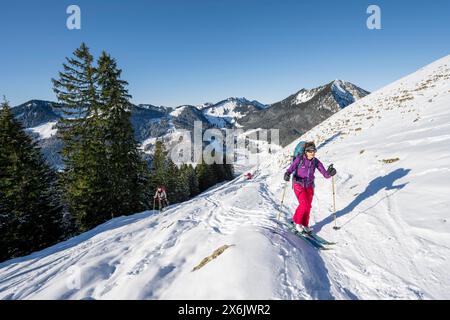 Randonneur de ski grimpant l'Aiplspitz, les montagnes de Mangfall, les Préalpes bavaroises, la Bavière, le Tyrol Banque D'Images