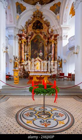 Autel baroque doré avec couronne de l'Avent, vue intérieure de l'église paroissiale catholique, Minster of Our Lady, île Lindau, lac de Constance, Bavière Banque D'Images