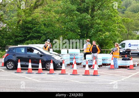 Broadsands car Park, Brixham, Devon, Royaume-Uni. 15 mai 2024. South West Water distribue des rations d'urgence d'eau embouteillée à toute personne touchée par l'éclosion de Cryptosporidium à Torbay. Il arrive que 22 cas de maladies causées par le parasite aient été confirmés dans deux zones de Brixham, avec des résidents souffrant de diarrhée et de maladie. Crédit : Nidpor/Alamy Live News Banque D'Images