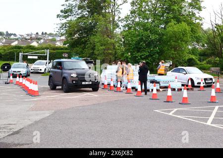 Broadsands car Park, Brixham, Devon, Royaume-Uni. 15 mai 2024. South West Water distribue des rations d'urgence d'eau embouteillée à toute personne touchée par l'éclosion de Cryptosporidium à Torbay. Il arrive que 22 cas de maladies causées par le parasite aient été confirmés dans deux zones de Brixham, avec des résidents souffrant de diarrhée et de maladie. Crédit : Nidpor/Alamy Live News Banque D'Images