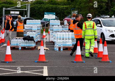 Broadsands car Park, Brixham, Devon, Royaume-Uni. 15 mai 2024. South West Water distribue des rations d'urgence d'eau embouteillée à toute personne touchée par l'éclosion de Cryptosporidium à Torbay. Il arrive que 22 cas de maladies causées par le parasite aient été confirmés dans deux zones de Brixham, avec des résidents souffrant de diarrhée et de maladie. Crédit : Nidpor/Alamy Live News Banque D'Images