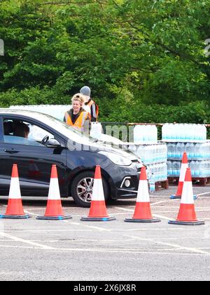 Broadsands car Park, Brixham, Devon, Royaume-Uni. 15 mai 2024. South West Water distribue des rations d'urgence d'eau embouteillée à toute personne touchée par l'éclosion de Cryptosporidium à Torbay. Il arrive que 22 cas de maladies causées par le parasite aient été confirmés dans deux zones de Brixham, avec des résidents souffrant de diarrhée et de maladie. Crédit : Nidpor/Alamy Live News Banque D'Images