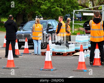 Broadsands car Park, Brixham, Devon, Royaume-Uni. 15 mai 2024. South West Water distribue des rations d'urgence d'eau embouteillée à toute personne touchée par l'éclosion de Cryptosporidium à Torbay. Il arrive que 22 cas de maladies causées par le parasite aient été confirmés dans deux zones de Brixham, avec des résidents souffrant de diarrhée et de maladie. Crédit : Nidpor/Alamy Live News Banque D'Images