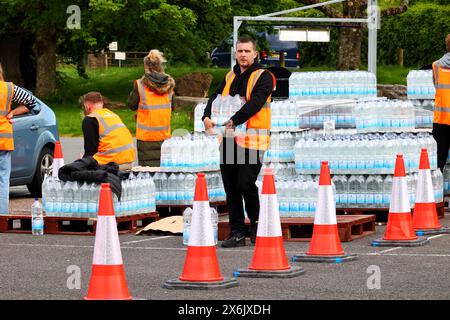 Broadsands car Park, Brixham, Devon, Royaume-Uni. 15 mai 2024. South West Water distribue des rations d'urgence d'eau embouteillée à toute personne touchée par l'éclosion de Cryptosporidium à Torbay. Il arrive que 22 cas de maladies causées par le parasite aient été confirmés dans deux zones de Brixham, avec des résidents souffrant de diarrhée et de maladie. Crédit : Nidpor/Alamy Live News Banque D'Images