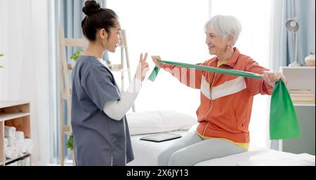 Femme âgée faisant de l'exercice avec une bande de résistance pour la thérapie physique avec infirmière en clinique. Fitness, soins de santé et patiente faisant bras Banque D'Images